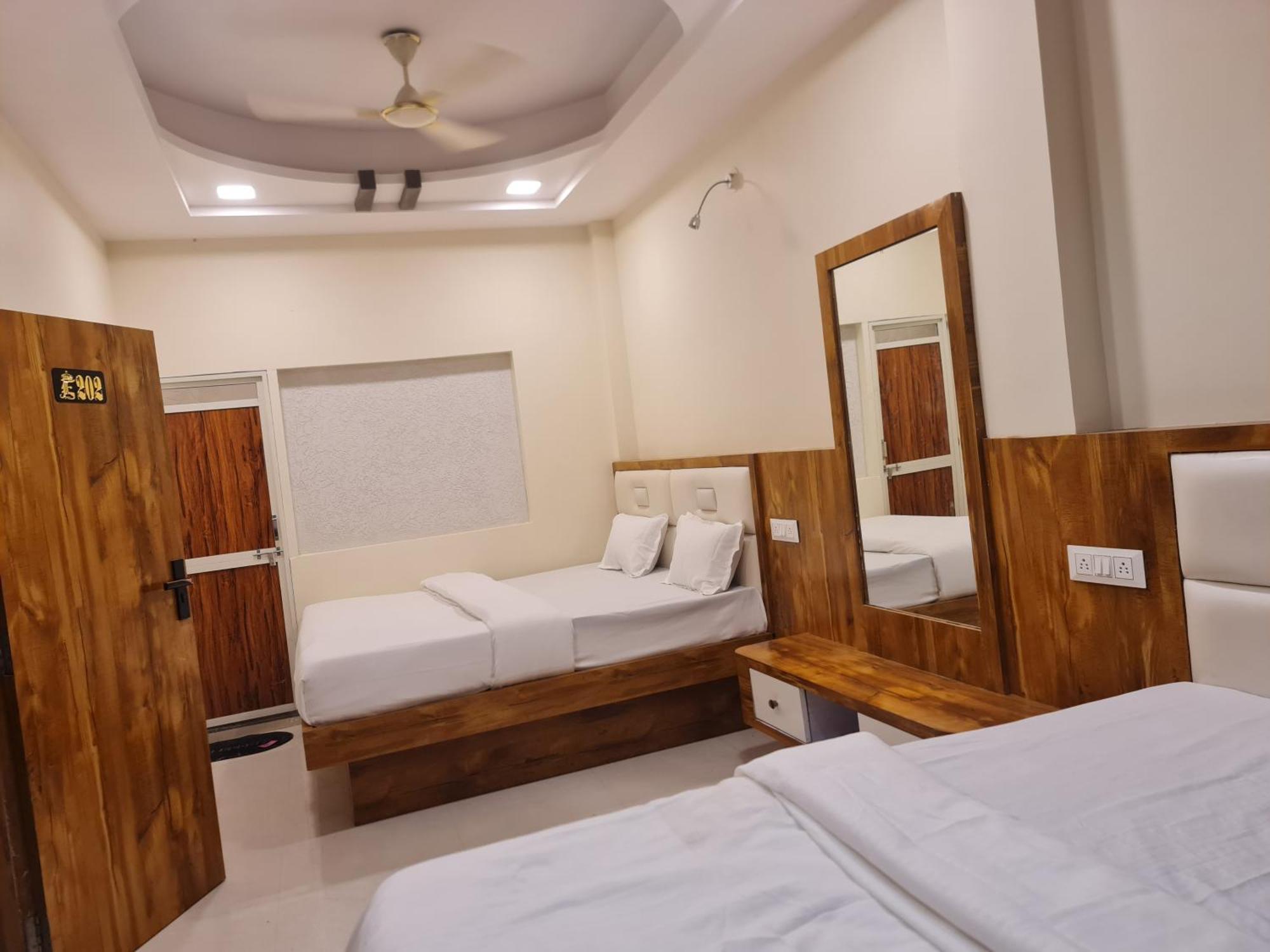 Hotel Empire Ujjain Εξωτερικό φωτογραφία