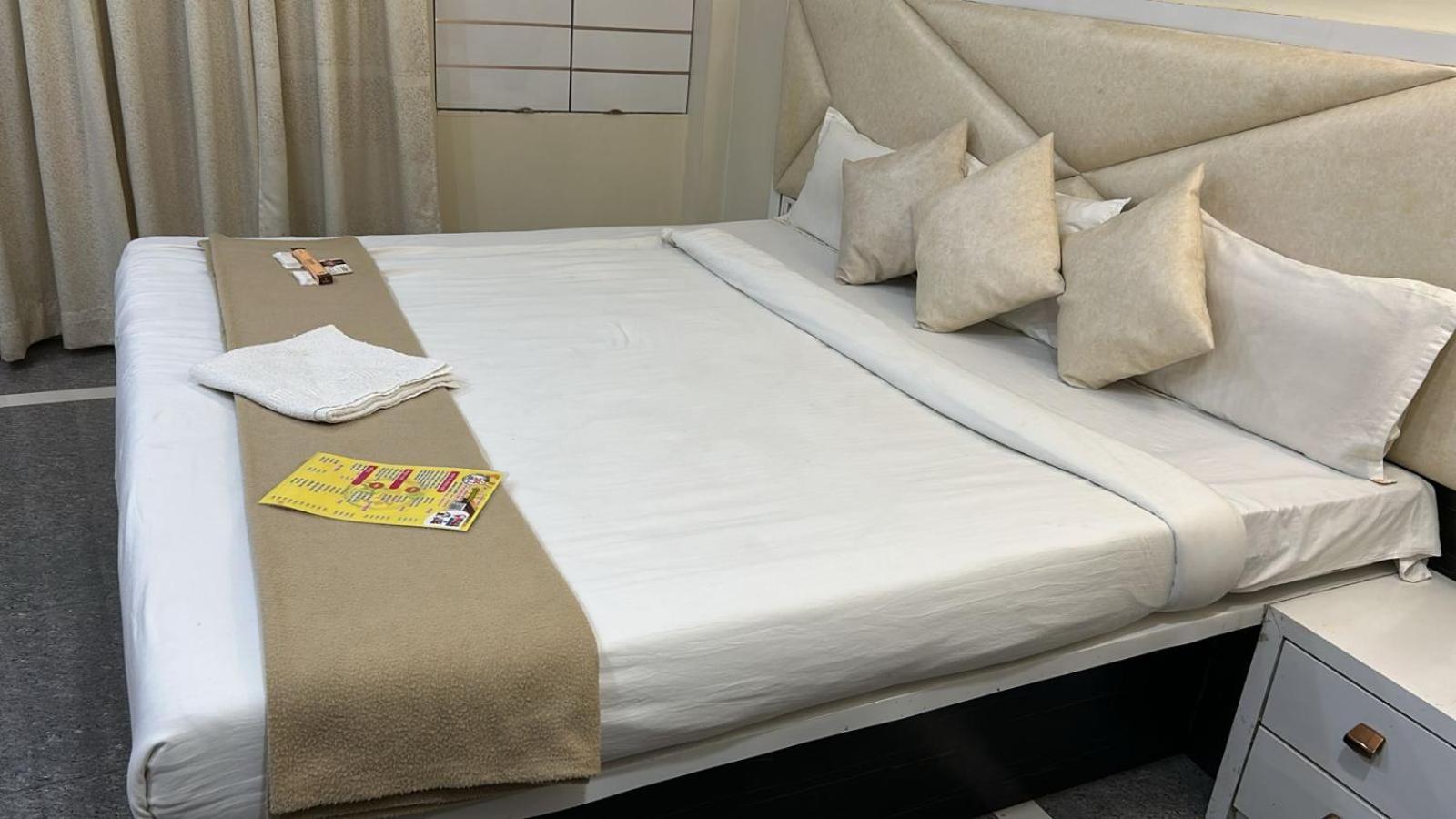 Hotel Empire Ujjain Εξωτερικό φωτογραφία