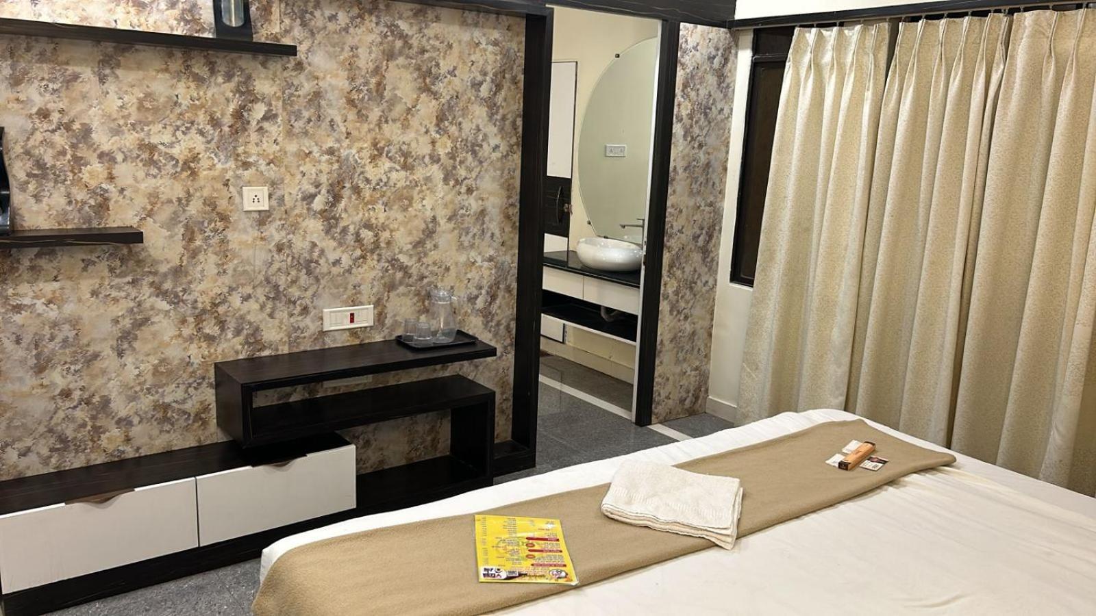 Hotel Empire Ujjain Εξωτερικό φωτογραφία