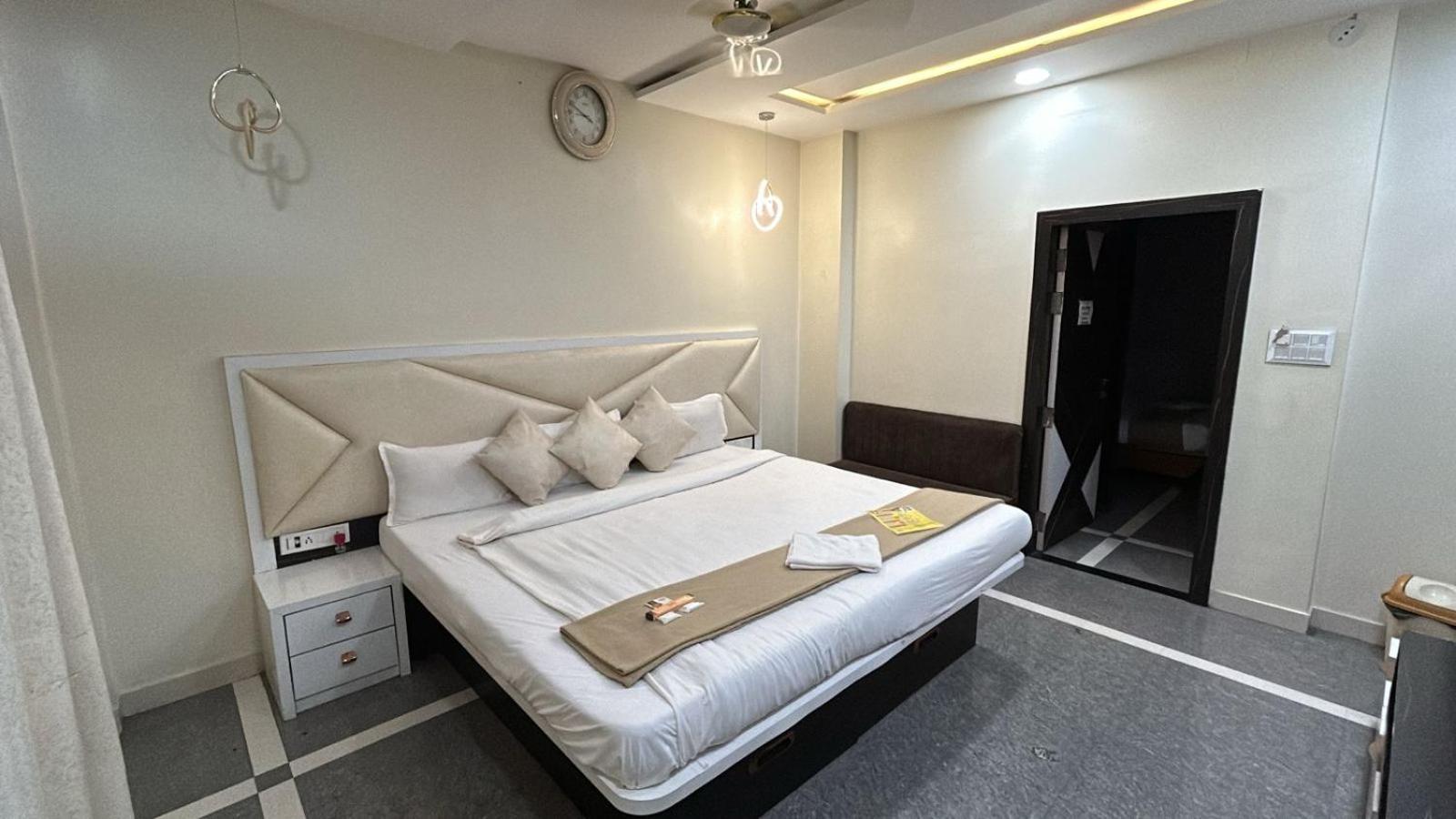 Hotel Empire Ujjain Εξωτερικό φωτογραφία