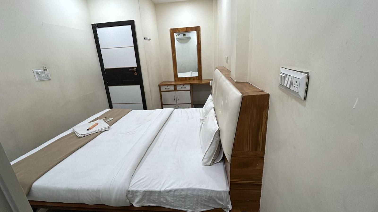 Hotel Empire Ujjain Εξωτερικό φωτογραφία