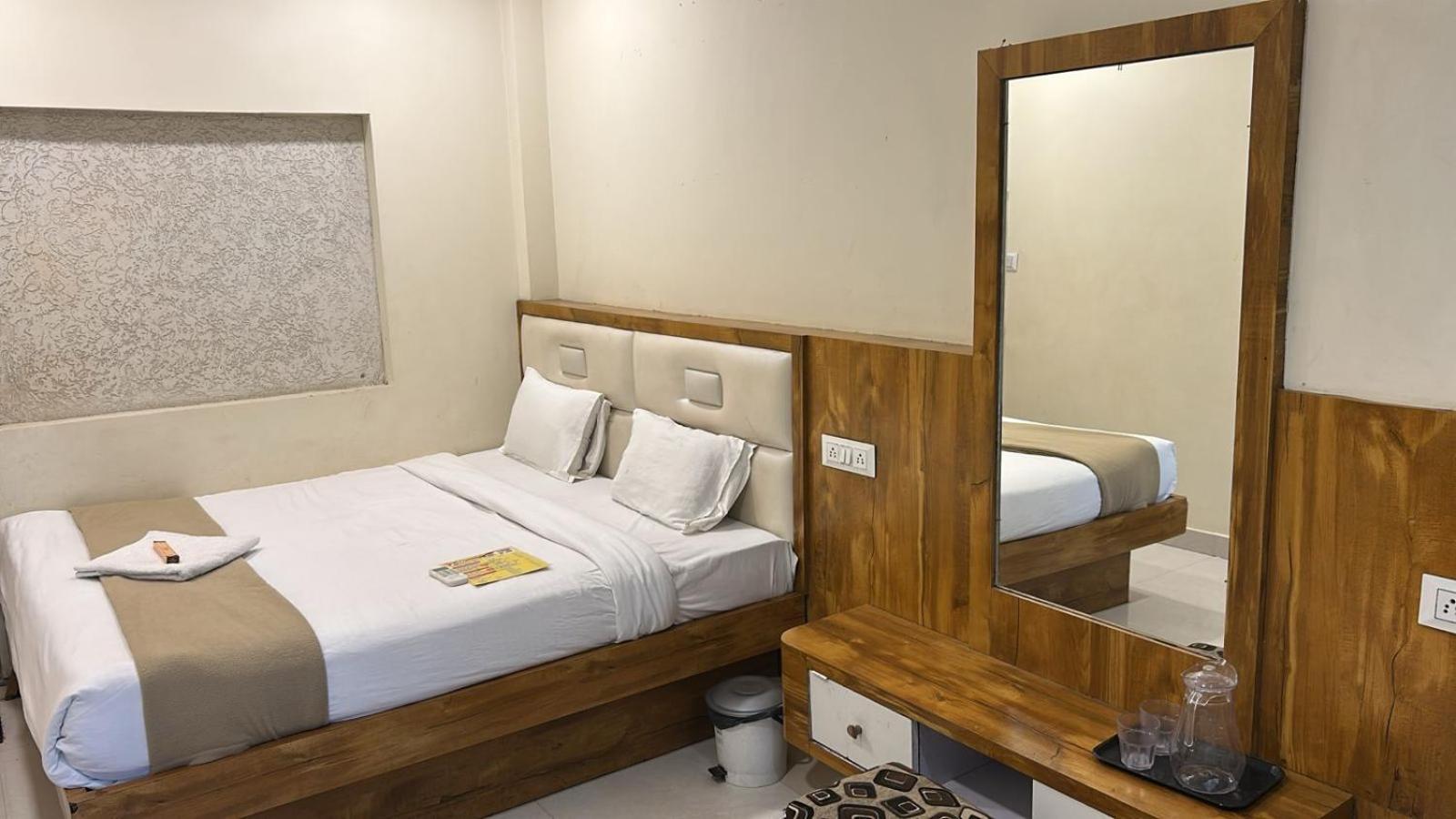 Hotel Empire Ujjain Εξωτερικό φωτογραφία